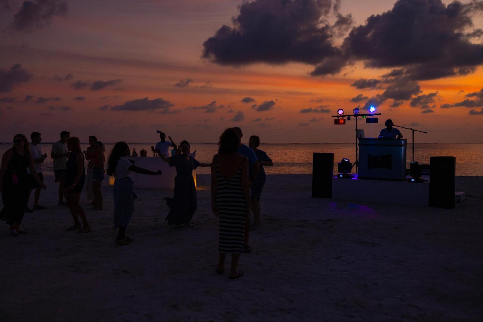 Отель Cocoon Maldives Kurendhoo Экстерьер фото